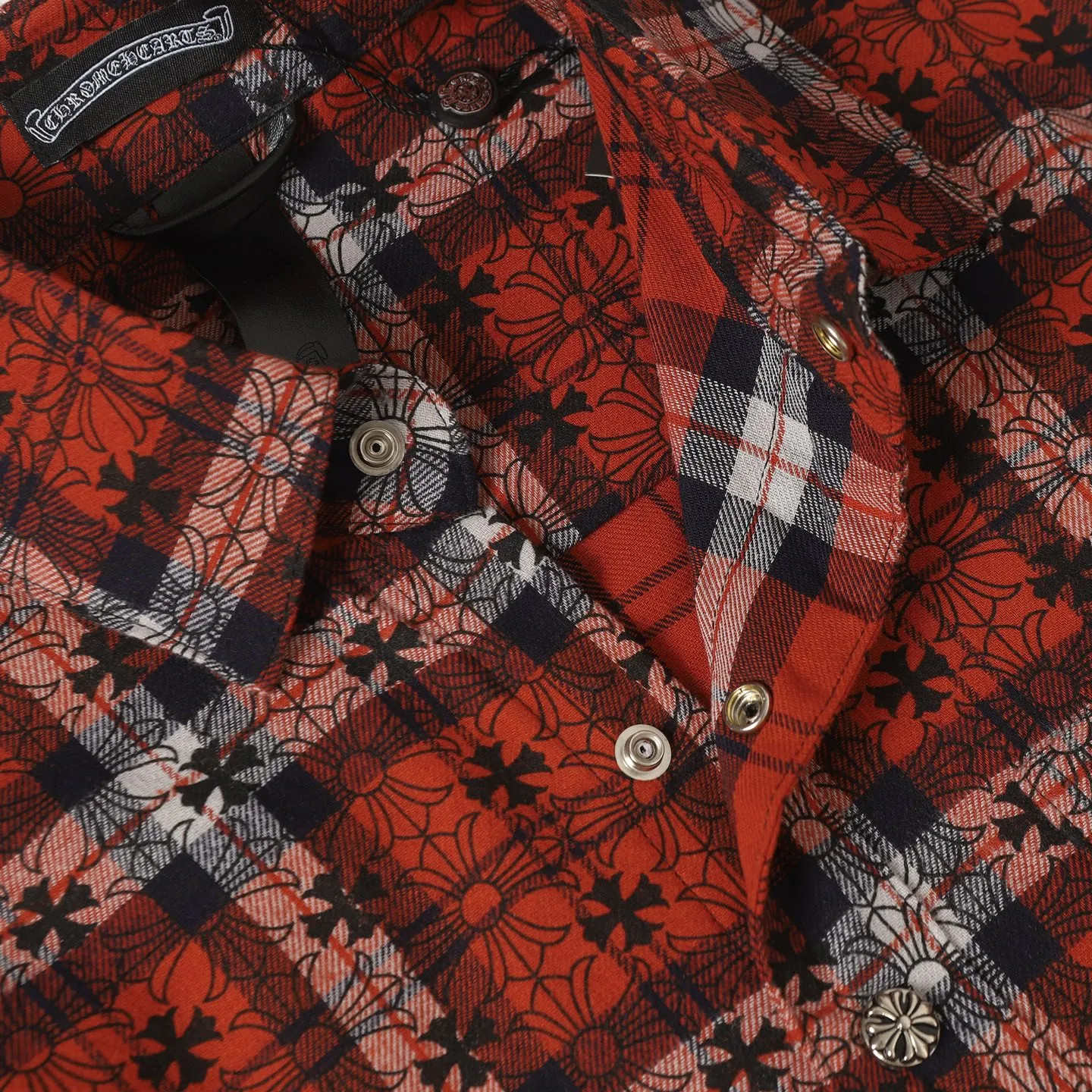 🅿️330 CH Crow Heart Leather Label Metal Checkered Shirt Jacket. Original Crow family's unique identity embellished with silver buckle cross leather stamp, custom-dyed dark pattern brand fabric, high-quality checkered pattern tailoring, cross leather badge splicing on the sleeves, one-sided patch pocket design on the chest, custom-made high-quality lettering hardware accessories, distressed retro silver buckles, three-dimensional version. The upper body is sassy and handsome. Natural high-street style. Needless to say, the upper body effect is natural. It is at the forefront of the trend. Its vibrant design and versatile attributes can surprise you no matter how you match it! Size: S-XL